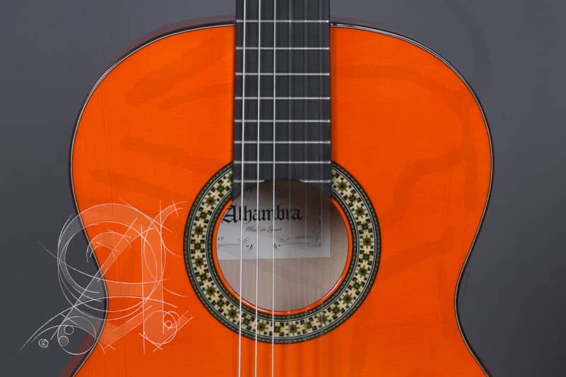 guitarra-alhambra-4f-con-golpeador
